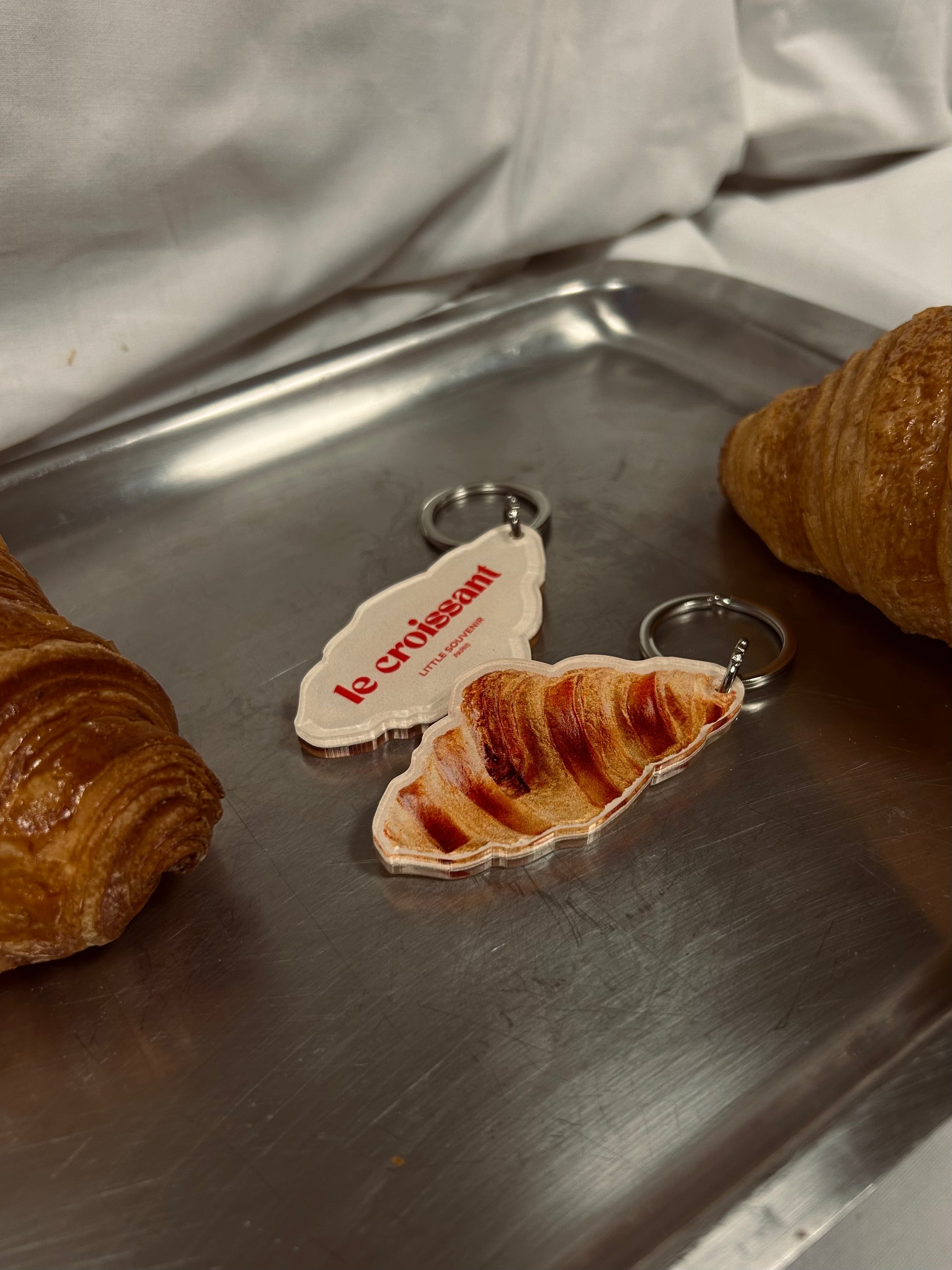PORTE-CLÉS CROISSANT : L’ICONIQUE PETIT DÉJEUNER PARISIEN *édition limitée*