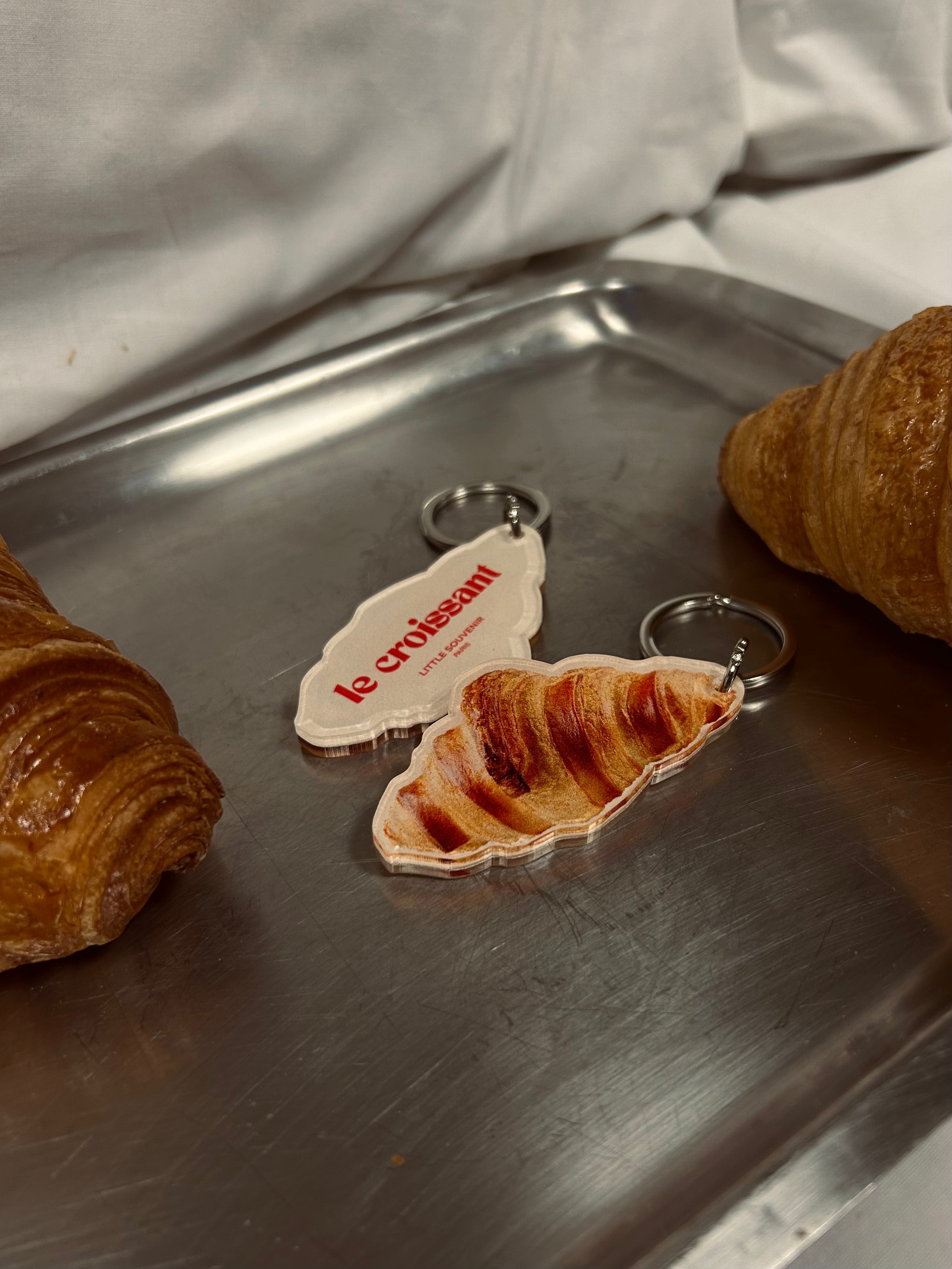 PORTE-CLÉS CROISSANT : L’ICONIQUE PETIT DÉJEUNER PARISIEN *édition limitée*