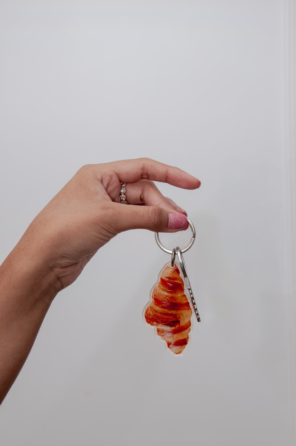 PORTE-CLÉS CROISSANT : L’ICONIQUE PETIT DÉJEUNER PARISIEN *édition limitée*