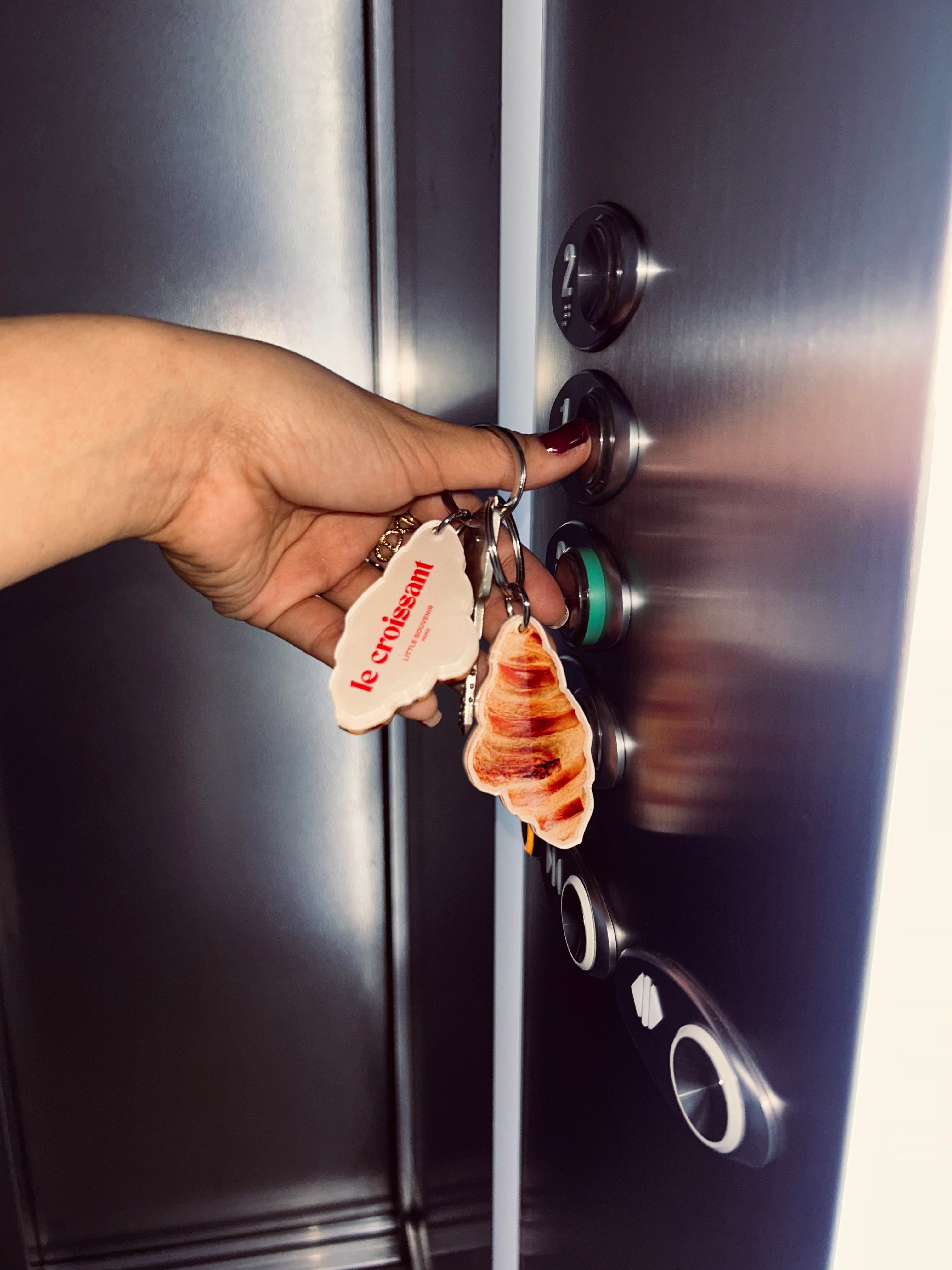 PORTE-CLÉS CROISSANT : L’ICONIQUE PETIT DÉJEUNER PARISIEN *édition limitée*